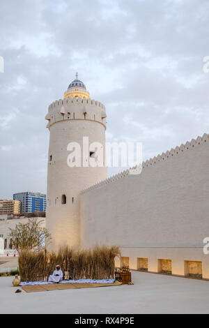 Vista serale di Qasr al Hosn Abu Dhabi è un 250 anni fort, è stata la casa di una famiglia regnante di Abu Dhabi, Emirati arabi uniti Foto Stock
