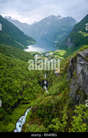 Vista del villaggio turistico di Geiranger e il Geirangerfjord fiordo. Popolare attrazione turistica in Norvegia Foto Stock