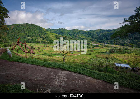 Vista sulla strada di ritorno dal Monte Kelimutu con il suo tri-laghi colorati sull isola di Flores in Indonesia Foto Stock