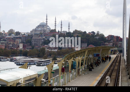 Halic Stazione della Metropolitana, Istanbul / Turchia - 12 Ottobre 2018: Istanbul Metropolitana, stazione Halic, vista Eminonu Foto Stock