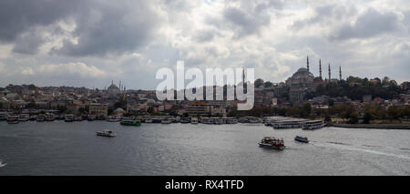 Istanbul Golden Horn, Eminonu, il ponte Galata. Vista panoramica Foto Stock