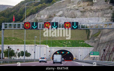 Orhangazi, Bursa / Turchia - 26 Ottobre 2018: Istanbul - Izmir autostrada Autostrada Orhangazi di entrata della galleria Foto Stock