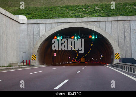 Autostrada autostrada tunnel entrata,traffico cartelli di avvertimento Foto Stock