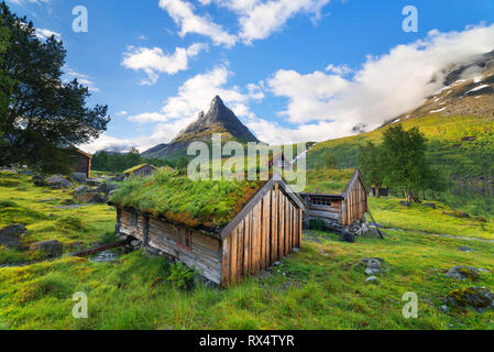 Innerdalen - Valle di montagna della Norvegia. Tradizionale norvegese case con il tetto a prato. Vecchia fattoria hotel vicino al lago Innerdalsvatna Foto Stock