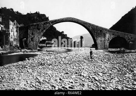 Ponte della Maddalena o del diavolo sul fiume serchio, borgo a mozzano, Toscana, Italia, 1920-30 Foto Stock