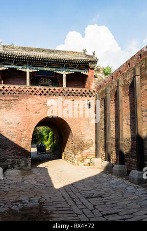 Una delle strade del villaggio di Zhangbi Cun, vicino a Pingyao, Cina, famosa per la sua fortezza della metropolitana che è la più antica e la più lunga della rete Foto Stock