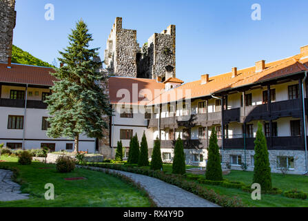 Manasija è un serbo monastero ortodosso, costruita nel XIV secolo e dedicata alla Santissima Trinità. Esso è circondato da una foresta e massicce mura. Foto Stock