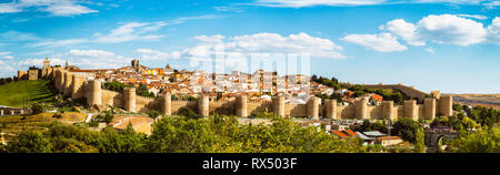 Vista panoramica del centro storico della città di Avila dal Mirador di Cuatro Postes, Spagna, con le sue famose mura medievali. Patrimonio Mondiale dell'UNESCO. Cal Foto Stock