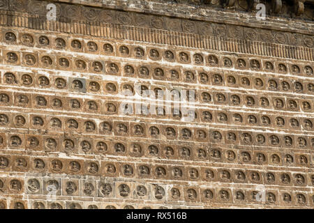 Alcuni dei mattoni 10.000 statue di Buddha di eccellente carving che sono intarsiati nelle pareti del Po Pagoda di Kaifeng, Henan, Cina. Costruito nel 9 Foto Stock