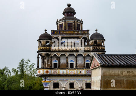 Lug 2017, del Kaiping, Cina. Ruishi Lou in del Kaiping Diaolou JinJiangLi Village, vicino a Guangzhou. Costruito da ricchi Overseas Chinese, queste case famiglia sono un Foto Stock