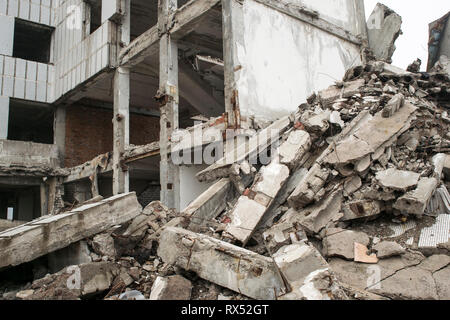 Un enorme pila di cemento grigio di detriti da pile e le pietre del distrutto edificio. L'impatto della distruzione. Sfondo. Foto Stock