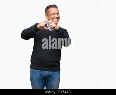 Bella la mezza età uomo su sfondo isolato sorridente in amore che mostra il simbolo del cuore e la forma con le mani. Concetto romantico. Foto Stock