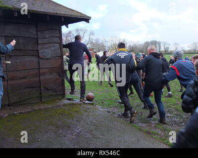 Ashbourne Shrovetide Football 2019. Una vista della sfera come giocare entra in città i campi da gioco durante il Mercoledì delle Ceneri corrispondono. Foto Stock