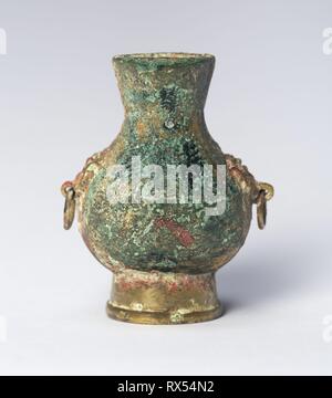 Vino in miniatura Jar (HU). Cina. Data: 700 AD-800 Annuncio. Dimensioni: 5,3 × 4,3 × 3,1 cm (2 1/16 × 1 11/16 × 1 1/4 in.). In bronzo dorato. Provenienza: Cina. Museo: Chicago Art Institute. Foto Stock