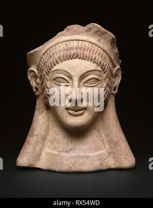 Votive (dono) nella forma di una testa di donna. Etrusca; eventualmente Veio. Data: 500 BC. Dimensioni: 26,5 × 22 × 18 cm (10 1/2 × 8 1/2 x 7 1/4 in.). Terra-cotta, pigmento. Origine: Veio. Museo: Chicago Art Institute. Autore: antico insediamento etrusco. Foto Stock