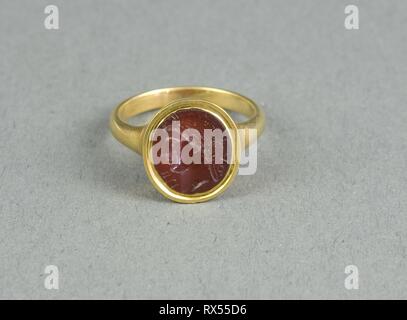 Anello da dito con intaglio raffigurante la testa di una donna. Roman. Data: 100 DC. Dimensioni: Anello: W. 1,9 cm (3/4 in.); diam. 1,9 cm (3/4 in.) Cameo: 1,1 × 1,4 × 0,3 cm (7/16 x 9/16 x 1/8 in.). Sardonice o Corniola, oro. Provenienza: Roma. Museo: Chicago Art Institute. Foto Stock