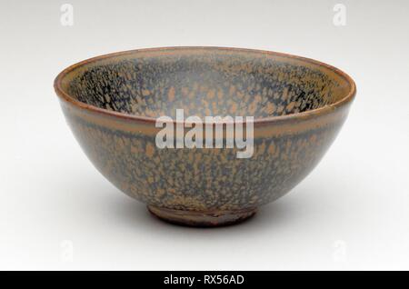 Teabowl. Cina. Data: 1100-1199. Dimensioni: H. 4.0 cm (1 9/16 in.); diam. 8.9 cm (3 1/2 in.). Northern blackware, Cizhou tipo; porcellanato con smalto nero e overglaze russet flecks. Provenienza: Cina. Museo: Chicago Art Institute. Foto Stock