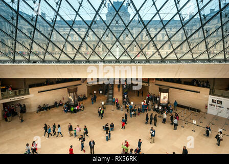 Soffitto di vetro della piramide del Louvre Foto Stock