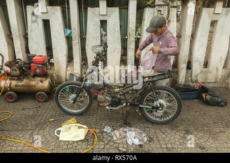 Street meccanico al lavoro in Ho Chi Minh, Vietnam Foto Stock