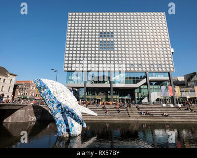 Moderno edificio di concerto di tivoli vredenburg nella città olandese di Utrecht sulla giornata soleggiata con plastica whale costruito da StudioKCA Foto Stock