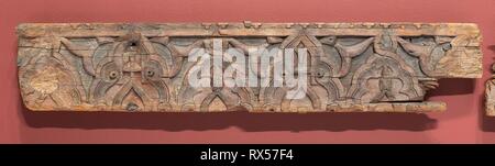 Frammento di un patrimonio architettonico di stampaggio. Il Marocco. Data: 1301-1400. Dimensioni: 20,8 x 110,0 x 5,1 cm (8 3/16 x 43 5/16 x 2 in.). Legno con sollievo carving. Origine: Marocco. Museo: Chicago Art Institute. Foto Stock