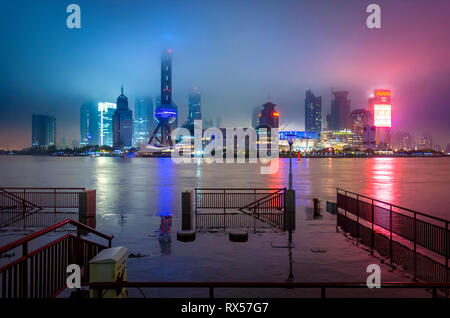 La Oriental Pearl TV Tower e lo skyline di Pudong nella nebbia, Shanghai Foto Stock