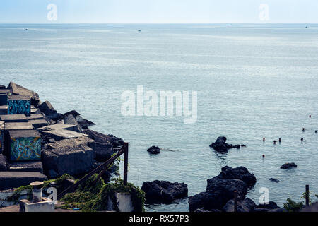 Mare roccioso riva di Acitrezza accanto alle isole dei Ciclopi, Catania, Sicilia, Italia Foto Stock