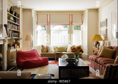 Paese in stile salotto con finestra di baia Foto Stock