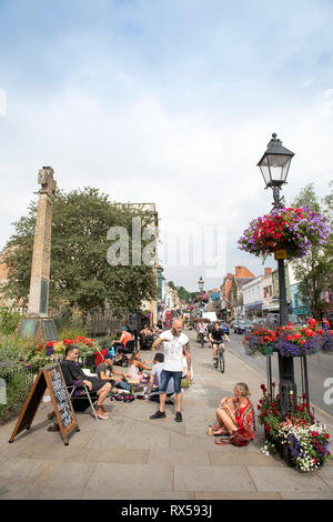 L'uomo offrendo gratuitamente per tagli per i senzatetto nella High Street, Glastonbury Regno Unito Foto Stock