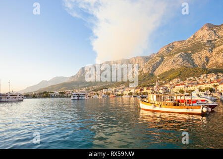 Makarska, Dalmazia, Croazia, Europa - Fumo di un incendio al di sopra delle montagne di Makarska Foto Stock