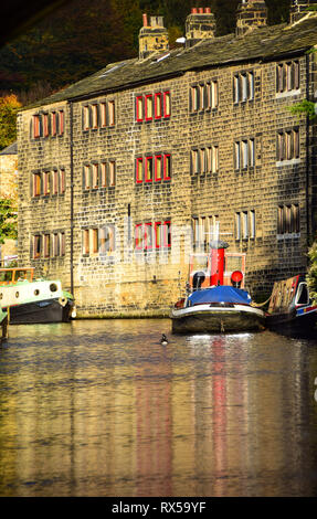 Narrowboats, Tug barche, tessitori Cottages, Rochdale Canal, Hebden Bridge, Calderdale, West Yorkshire Foto Stock