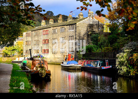 Narrowboats, Tug barche, tessitori Cottages, Rochdale Canal, Hebden Bridge, Calderdale, West Yorkshire Foto Stock