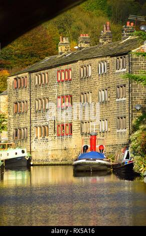 Narrowboats, Tug barche, tessitori Cottages, Rochdale Canal, Hebden Bridge, Calderdale, West Yorkshire Foto Stock