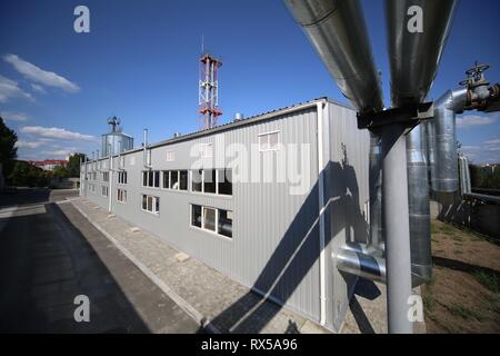 Ampio angolo di foto panoramica della più recente del carburante alternativo locale caldaia con tubi, torri e serbatoi, in una limpida giornata estiva, senza persone Foto Stock