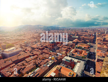 Vista aerea di Bologna, Italia. Colorato cielo sopra il centro storico della città. I punti di riferimento di Bologna Foto Stock