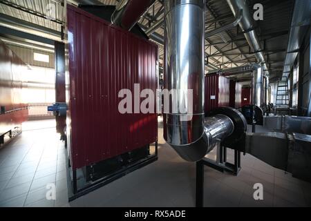 Ampio angolo di foto panoramica della più recente del carburante alternativo locale caldaia con tubi, torri e serbatoi, in una limpida giornata estiva, senza persone Foto Stock