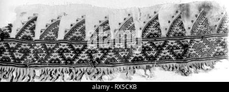 Frammento (confine). Eventualmente Chancay; Perù, eventualmente Central Coast. Data: 1000-1476. Dimensioni: 71,1 x 20,3 cm (28 x 8 in.). Cotone e lana; la feritoia di tappezzeria in tessuto di tela. Origine: Perù. Museo: Chicago Art Institute. Foto Stock