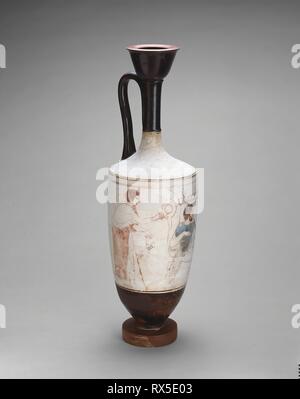 Lekythos (olio Jar). Greco; Atene; attribuita al Pittore Reed. Data: 410 BC-400 BC. Dimensioni: H. 46,4 cm (18 1/4 poll.); diam. 13,4 cm (5 1/4 in.). La terracotta decorata in bianco-tecnica di massa. Provenienza: Atene. Museo: Chicago Art Institute. Autore: greco antico. Foto Stock