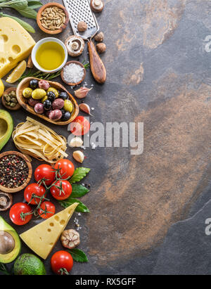 Pasta, spezie e verdure. Popolari del Mediterraneo italiano o ingredienti alimentari. Vista dall'alto. Foto Stock