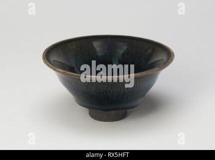 Teabowl con rovesciato per bocca di RIM. Cina, provincia del Fujian. Data: 1100-1199. Dimensioni: H. 5.3 cm (2 1/16 in.); diam. 10,9 cm (4 5/16 in.). Jian ware; grigio scuro con gres scuro-marrone smalto e 'lepre pelliccia del' iscrizioni in ossido di ferro. Provenienza: Cina. Museo: Chicago Art Institute. Foto Stock