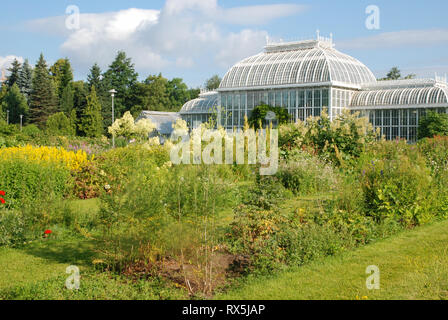 Kaisaniemi giardino botanico con una serra e fiori colorati a Helsinki, Finlandia, Europa. Università di Helsinki i giardini botanici. Foto Stock