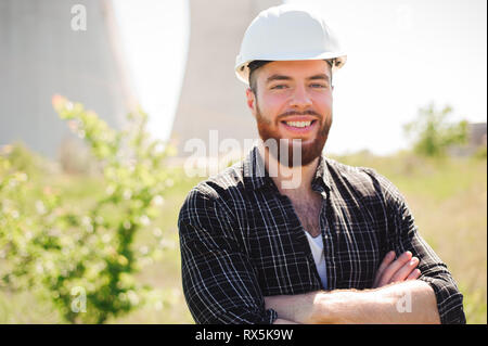 Ritratto di un ingegnere bello. Ritratto di una bella ingegnere al lavoro con il telefono. Foto Stock