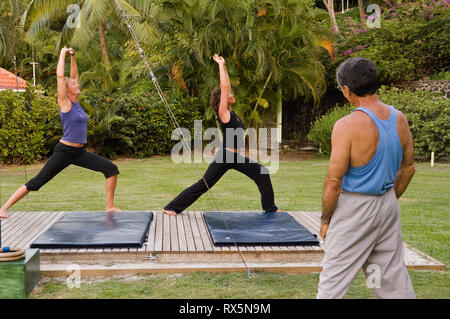 Uomo Donna di insegnamento yoga nel parco Foto Stock
