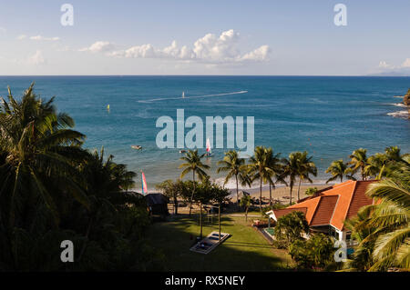 Edificio dalla spiaggia tropicale Foto Stock