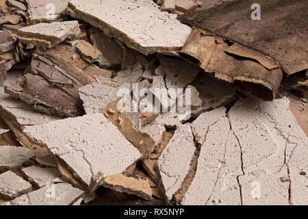 Pezzi di stucco rotto causati da danni causati dall'acqua Foto Stock