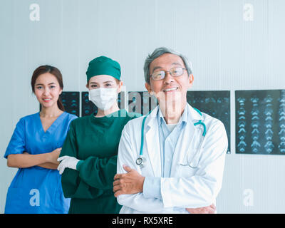 Senior medico e Team con l'infermiera e medico donna chirurgo ritratto in ufficio in ospedale Foto Stock