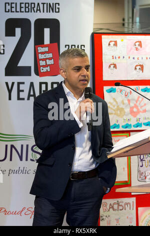 Sadiq Khan parla presso il 20 anniversario del cartellino rosso al razzismo a Londra il 28 aprile 2016. Foto Stock