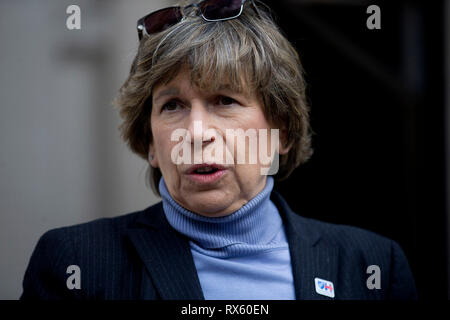 Randi Weingarten ATF Presidente in Londra, Regno Unito, per protestare fuori del Pearson AGM il 29 aprile, 2016. Foto Stock