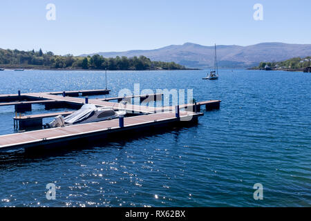 Nuovo pontone galleggiante dal molo del porto di Lochaline scottish costa ovest della Scozia Foto Stock