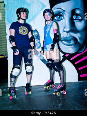 Roller Derby - Rullo di Londra ragazze UK premier league team Vs team viaggi di Tiger Bay da Cardiff , Brompton Hall Earls Court , Londra 04 Feb 2012. Top UK player Stefanie Mainey [sinistra] e un membro del Suffra getti Foto Stock